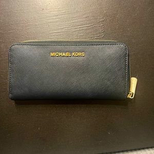 I am selling a Michael Kors wallet